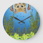 水槽の中を覗く猫おもしろい ラージ壁時計 (正面)