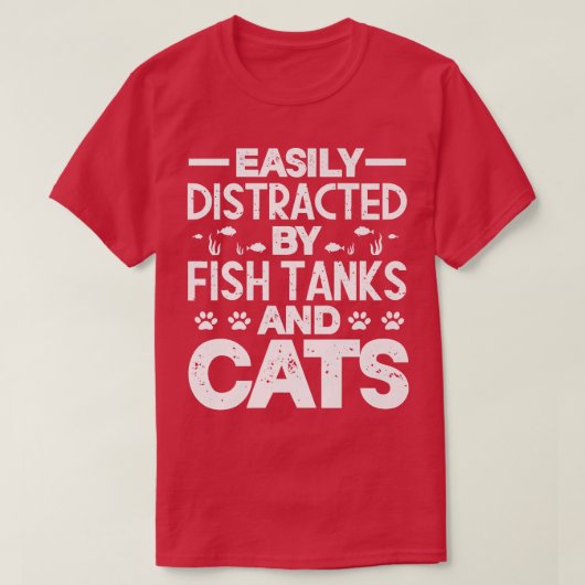 水槽や猫魚に気を取られおもしろいる Tシャツ (デザイン正面)