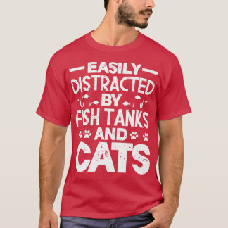 水槽や猫魚に気を取られおもしろいる Tシャツ