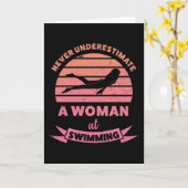 水泳が得意な女性への面白いギフト 妻 カード (黄色い花)