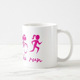 水泳のバイクは三女の子を走ります コーヒーマグカップ