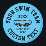 水泳カスタムチーム冷蔵庫用マグネット泳ぐ人 マグネット<br><div class="desc">カスタム泳ぐ人の水泳チーム冷蔵庫用マグネット。自分の文字を追加パーソナライズされた。モダンデザインにスイムゴーグルのロゴまたはカスタムアイコン。青いプールカラーの背景。自分のパーティーの好意とバルクの贈り物を作成する。</div>