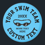 水泳カスタムチーム冷蔵庫用マグネット泳ぐ人 マグネット<br><div class="desc">カスタム泳ぐ人の水泳チーム冷蔵庫用マグネット。自分の文字を追加パーソナライズされた。モダンデザインにスイムゴーグルのロゴまたはカスタムアイコン。青いプールカラーの背景。自分のパーティーの好意とバルクの贈り物を作成する。</div>