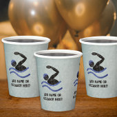 水泳コンペティション – 鋭い泳ぐ人男らしデザイン 紙コップ