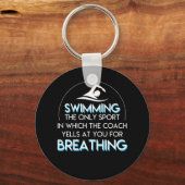 水泳コーチは息をするように叫ぶ キーホルダー (正面)