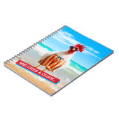 水泳パンツのビーチのオンドリの男Chillin ノートブック (左側)