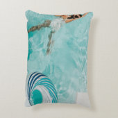 水泳プールで水着と水泳を着た女の子 アクセントクッション (裏面(縦))