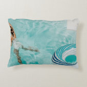 水泳プールで水着と水泳を着た女の子 アクセントクッション (裏面)