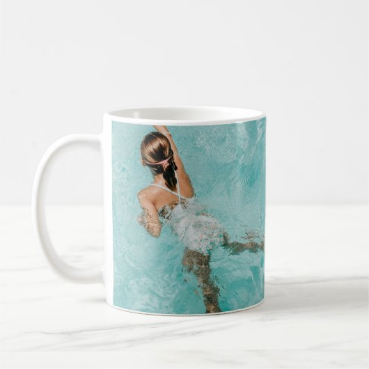 水泳プールで水着と水泳を着た女の子 コーヒーマグカップ (左)