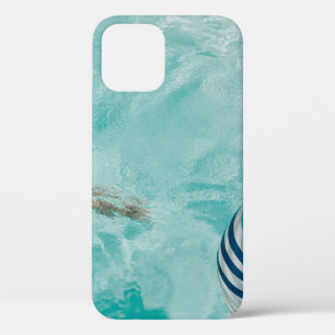 水泳プールで水着と水泳を着た女の子 iPhone 12ケース