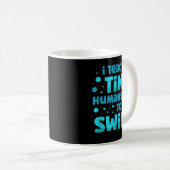 水泳先生教え小さな人間が泳ぐ コーヒーマグカップ (正面右)