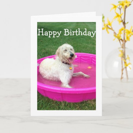 水泳犬が彼のようなハッピーバースデー/おもしろいを持つ カード (黄色い花)