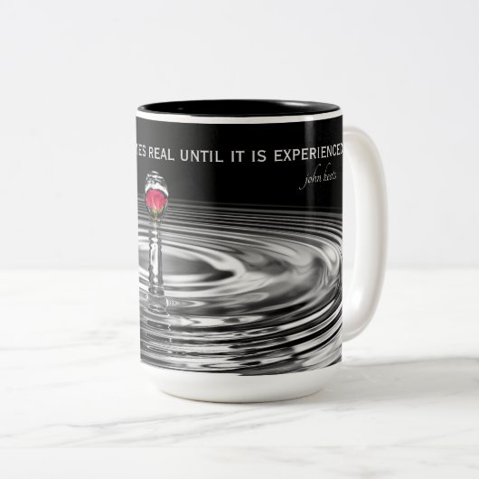 水滴に赤いバラ色の引用文 ツートーンマグカップ (正面右)