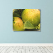 水滴を持つ新鮮な緑のリンゴ キャンバスプリント (インサイチュ (ウッドフロア))