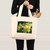 水滴を持つ水仙 ラージトートバッグ (正面(商品))