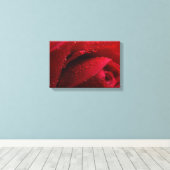 水滴を持つ赤いマクロバラ キャンバスプリント (インサイチュ (ウッドフロア))