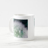 水滴カッコいい付きの緑と白のタンポポ コーヒーマグカップ (正面左)