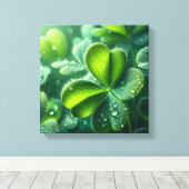 水滴離れ付きグリーンクローバー – キャンバスプリント (インサイチュ (ウッドフロア))