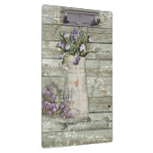 水漆喰を塗られた納屋の木製の農家の夏のラベンダー クリップボード (右)