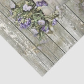 水漆喰を塗られた納屋の木製の農家の夏のラベンダー 薄葉紙