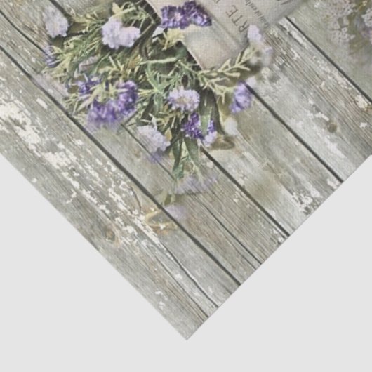 水漆喰を塗られた納屋の木製の農家の夏のラベンダー 薄葉紙 (詳細)