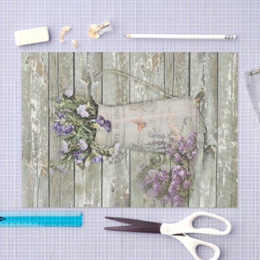 水漆喰を塗られた納屋の木製の農家の夏のラベンダー 薄葉紙 (クラフト)