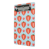 水玉模様およびハートが付いているハートのいちご ミニクリップボード (アングル2)