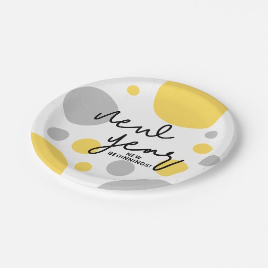 水玉模様が新年の始まりを黄色い灰色に ペーパープレート (アングル)