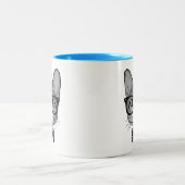 水玉模様のちょうネクタイを持つ猫のヒップスター ツートーンマグカップ (中央)