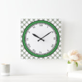 水玉模様のカラフルローマ数字の白（任意の色） スクエア壁時計 (ホーム)