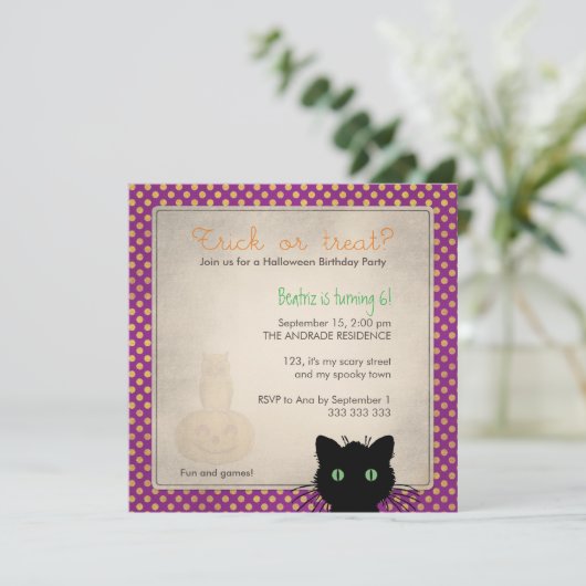 水玉模様のトリックの御馳走ハロウィンの紫色の誕生日 招待状 (スタンド正面)