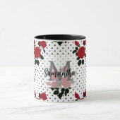 水玉模様の背景に赤いバラ。コーヒーマグ マグカップ (中央)