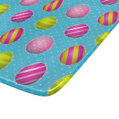 水玉模様の背景のカラフルなイースターエッグ カッティングボード (角)