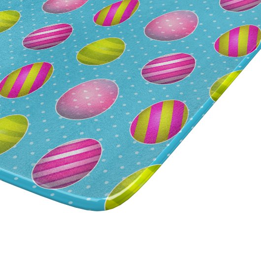 水玉模様の背景のカラフルなイースターエッグ カッティングボード (角)