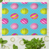 水玉模様の背景のカラフルなイースターエッグ キッチンタオル (折り畳み)