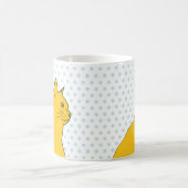 水玉模様の背景の黄色い猫のスケッチ コーヒーマグカップ (中央)