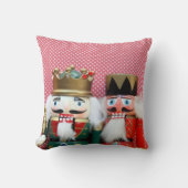 水玉模様の装飾用クッションが付いているくるみ割り クッション (正面)