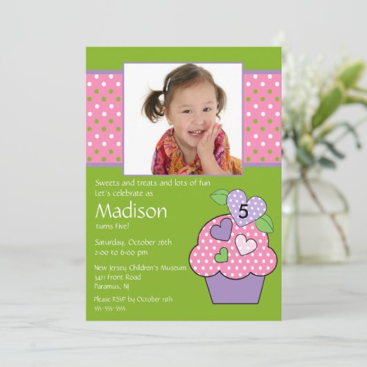 水玉模様カップケーキフォト第6誕生日招待状 招待状 (スタンド正面)
