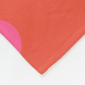 水玉模様ピンクと赤オレンジモノグラムの フリースブランケット (角)