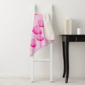 水玉模様上の明るいかわいらしピンクのハートのクラスタ シェルパブランケット (インサイチュ)