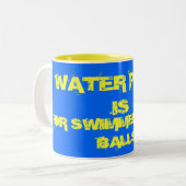 水球は球を持つ泳ぐ人のため、です ツートーンマグカップ (正面左)