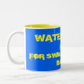 水球は球を持つ泳ぐ人のため、です ツートーンマグカップ (左)