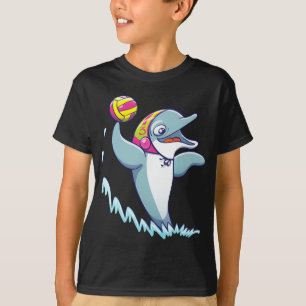 水球を遊んでいる間球を投げているイルカ Tシャツ
