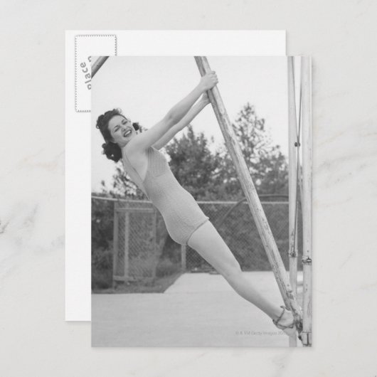 水着の女性が木からぶら下がっている ポストカード (正面/裏面)