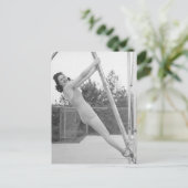 水着の女性が木からぶら下がっている ポストカード (スタンド正面)