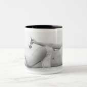 水着の女性 ツートーンマグカップ (中央)