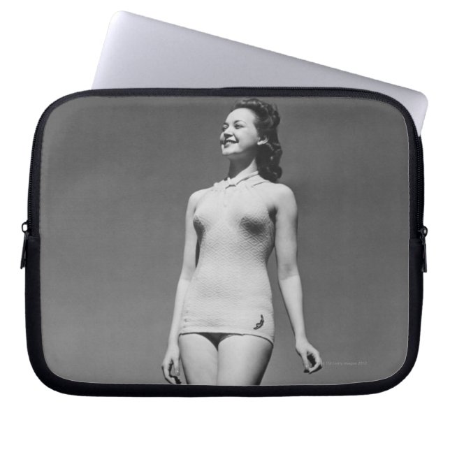 水着の女性 ラップトップスリーブ (正面)