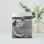 水着ガールオンビーチ-ヴィンテージ ポストカード (スタンド正面)