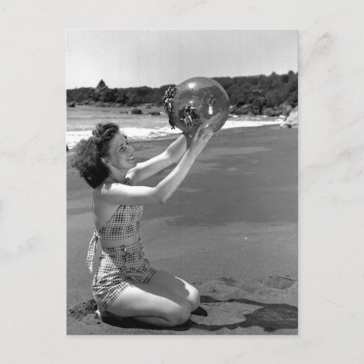 水着ガールオンビーチ-ヴィンテージ ポストカード (正面)