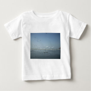 水自然飛んでいるのバレエで美しい鶴 ベビーTシャツ